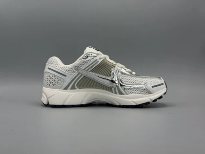 کتانی نایکی وومرو5 طوسی سرمه ای کروم/Nike vomero5