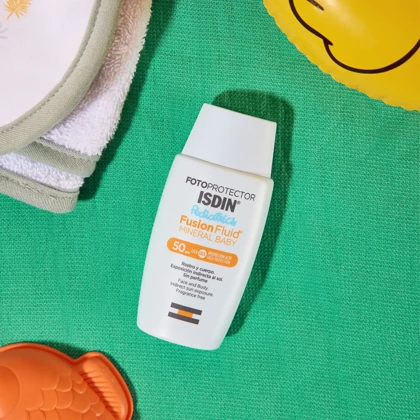 فلوئید ضد آفتاب مینرال کودک ایزدین Isdin مدل Mineral Baby SPF 50 حجم 50 میلی‌لیتر مناسب پوست حساس کودکان