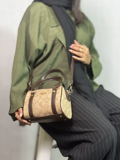 کیف صندوقی دخترانه کرم با نوشته کاراملی کوچ coach