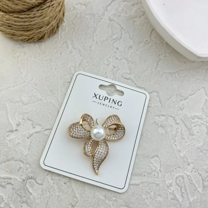 سنجاق سینه زنانه ژوپینگ مدل لوسیتا طرح پاپیون نگین‌دار با مروارید مرکزی