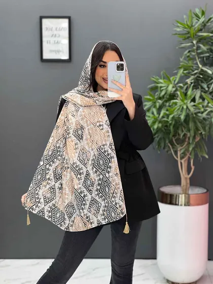 شال طرح هندسی منگوله‌دار