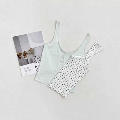 تاپ زنانه گل‌دار جلو دکمه