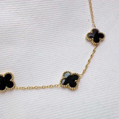 گردنبند استیل طرح «ونکلیف» 5 گل | رنگ طلایی با نگین‌های مشکی (مشابه طلا)