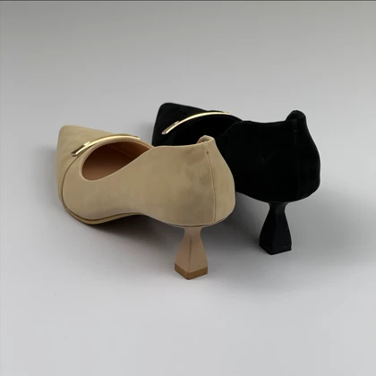 کفش پاشنه‌دار پلنگی مخملی