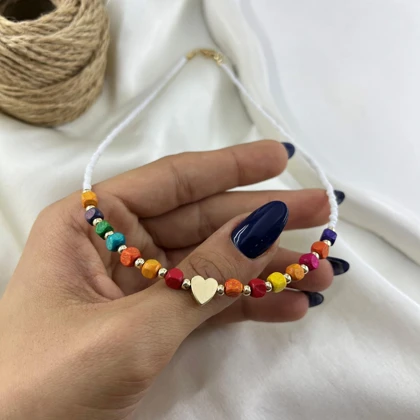 گردنبند زنانه مهره‌ای مدل دلشاد طرح قلب رنگارنگ تابستانی