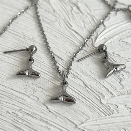 گردنبند و گوشواره دم وال نقره ای و طلایی استیل