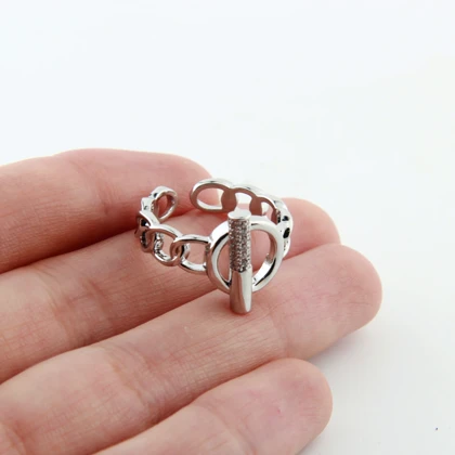 انگشتر زنانه طرح کارتیه نگینی