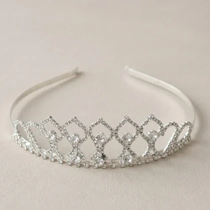 تاج مو زنانه جواهری نگین‌دار مدل دلیمارا نقره‌ای