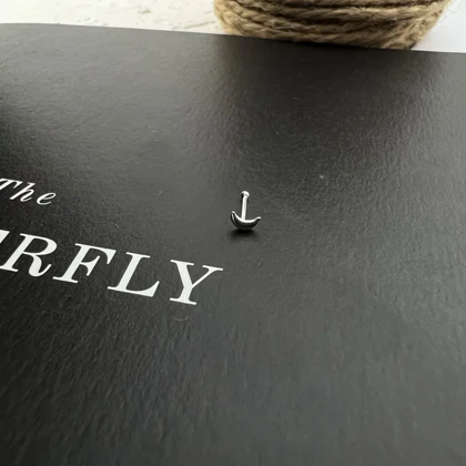 پیرسینگ بینی نقره‌ای طرح ماه