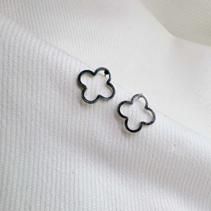 گوشواره استیل میخی طرح «شبدر توخالی» (مدل ونکلیف) | اقتصادی و مینیمال