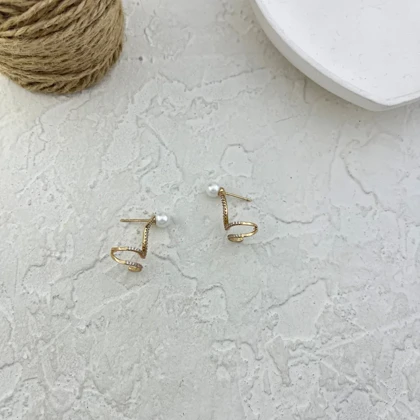 گوشواره زنانه ژوپینگ مدل مارلیا طرح طلا با مروارید و فرم موجی نگین‌دار