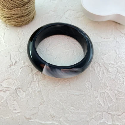 دستبند زنانه بنگل رزینی طرح ابر و باد مدل نکتیرا–مشکی