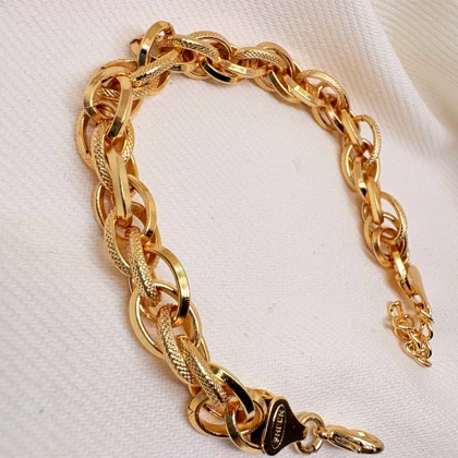 دستبند برند شین مدل «تابش زرین» | با آبکاری طلای 24 عیار و بافت برجسته