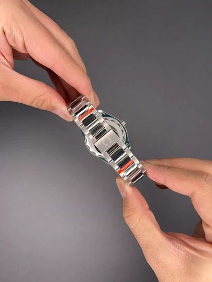 ساعت مچی امگا سیمستر جهان نما صفحه سبز بزل سبز Omega Seamaster Worldtimer