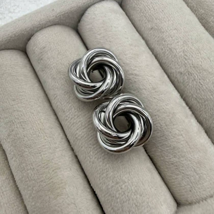 گوشواره مینی‌مال طرح گره سه‌بعدی متالیک میسیگا