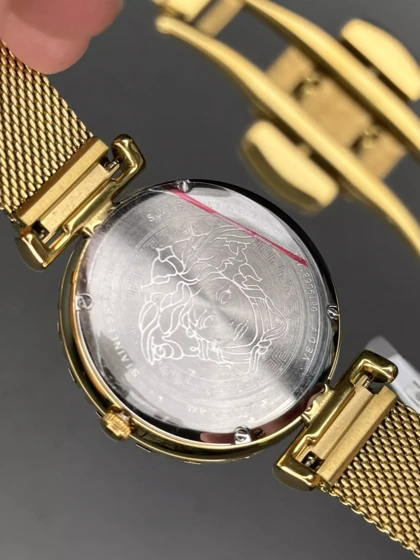 ساعت مچی ورساچه بند حصیری طلایی صفحه مشکی Versace