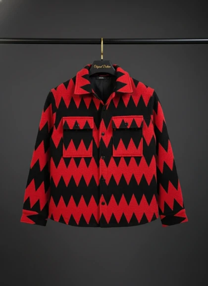 کت فوتر پشمی با طرح هندسی مدرن داری (ترکیب رنگ مشکی، قرمز با پترن‌های زاویه‌دار) سنگین‌وزن