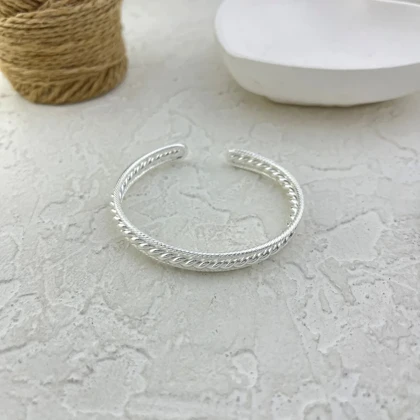 دستبند زنانه بنگل مدل لیورا طرح طنابی ظریف