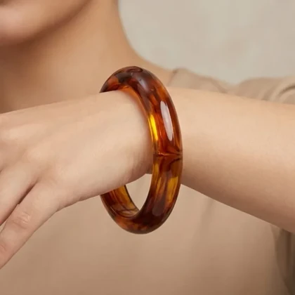 دستبند زنانه بنگل رزینی یک‌تکه مدل کنورا کهربایی‑کنیاکی