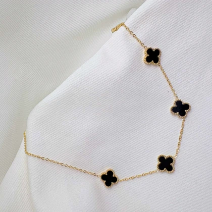 گردنبند استیل طرح «ونکلیف» 5 گل | رنگ طلایی با نگین‌های مشکی (مشابه طلا)