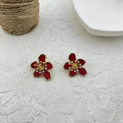 گوشواره زنانه مدل ماریسا طرح گل با جلوه طلایی و نگین‌های درخشان