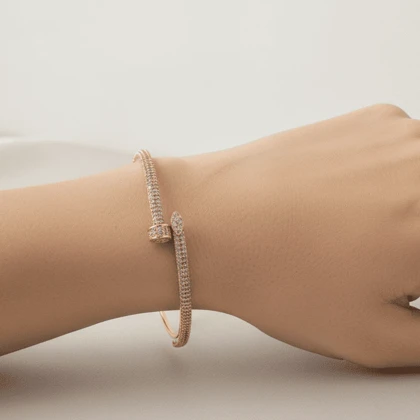 دستبند زنانه بنگل مدل پیچی نگین‌دار