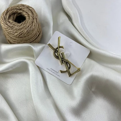 گل سینه مدل آرا طرح لوگو YSL طلایی بافت‌دار