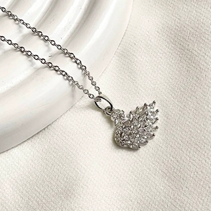 گردنبند نگین‌دار قو