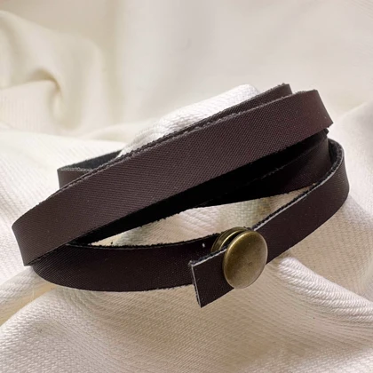 دستبند چندلایه مدل «بافت کتان» | طراحی یونیسکس با دکمه برنزی
