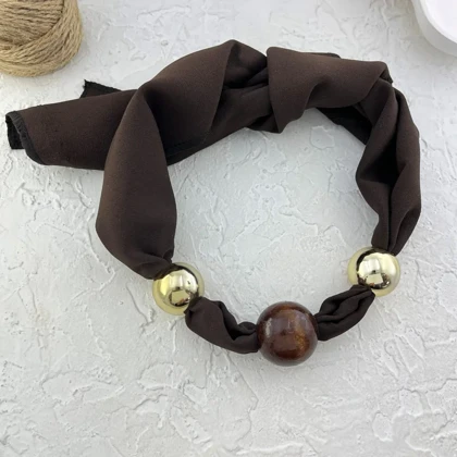 گردنبند زنانه مدل ناتورا براون گلد بافت پارچه‌ای لوکس با گوی چوبی طبیعی و جزئیات طلایی