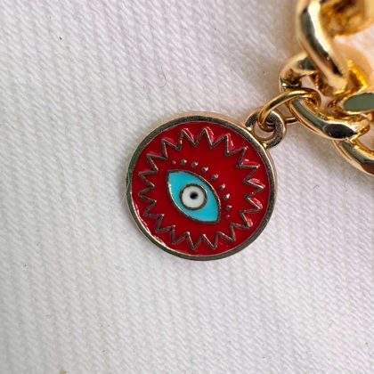 دستبند کارتیر استیل طرح «چشم‌نظر خورشیدی» | زنجیر کوبایی طلایی با پلاک میناکاری قرمز