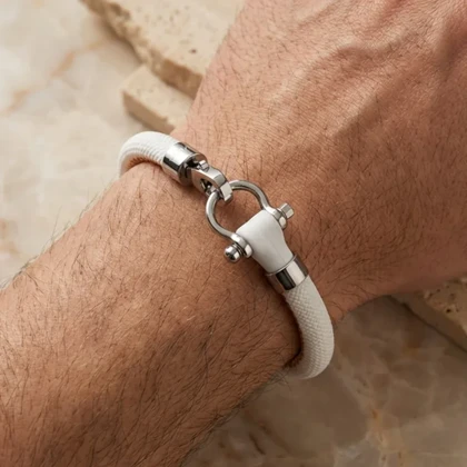دستبند مردانه مدل امگا رابر با بند سفید و قفل استیل قایقرانی