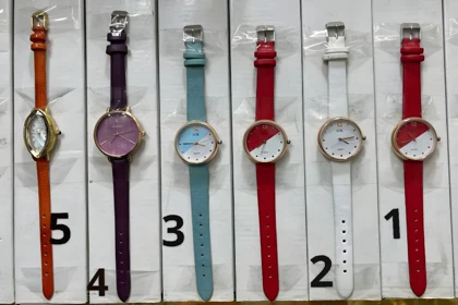 ساعت مچی چرمی سفیدوقرمز