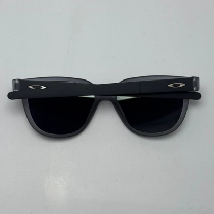 عینک آفتابی اوکلی سبک OAKLEY فریم طوسی عدسی هفت رنگ کد 2435