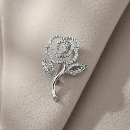 سنجاق سینه ژوپینگ مدل فلورین طرح گل نگین‌دار نقره ای