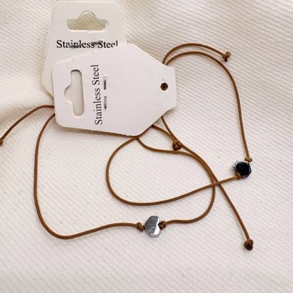 دستبند نخی طرح «هگزاگون» | پلاک استیل سیلور با بند قهوه‌ای ظریف