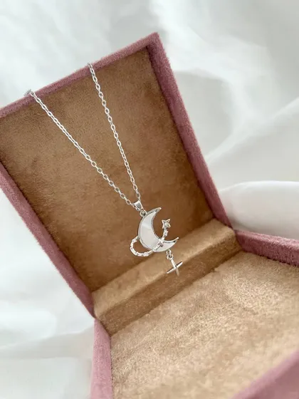گردنبند ماه