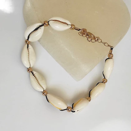 پابند صدف طبیعی مدل بوهو (Boho) با جزئیات طلایی - نماد ثروت و قدرت زنانه