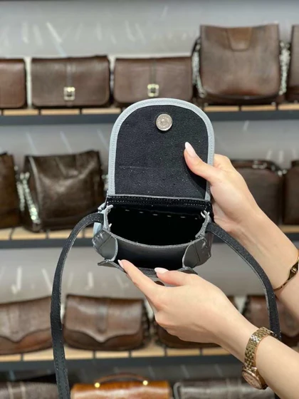 کیف چرم زنانه مینی طوسی بدنه ساده درب سنگی چرم اصل گاوی