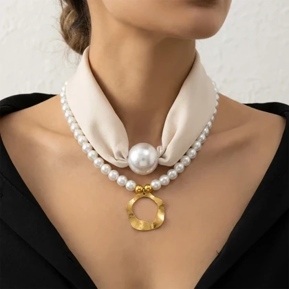 گردنبند زنانه مدل پرلا سند گلد طرح مروارید لوکس با پارچه بژ و آویز طلایی چکشی