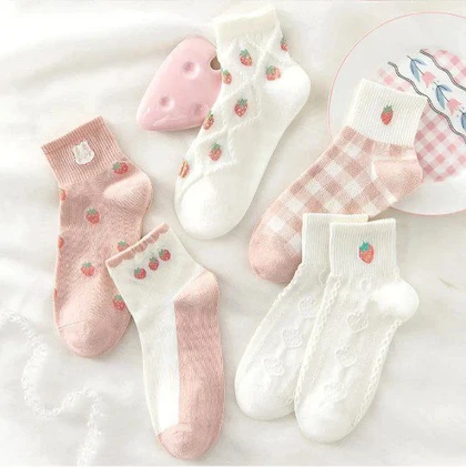 جوراب زنانه نیم ساق طرح توت فرنگی