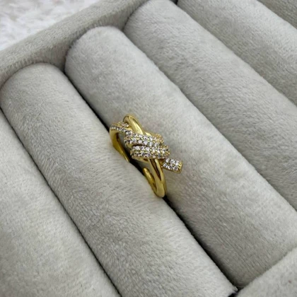 انگشتر طرح جواهر طلایی نگین‌دار