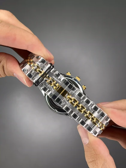 ساعت مچی سیتیزن کورنوگراف بند سیلورطلایی صفحه مشکی Citizen VIP