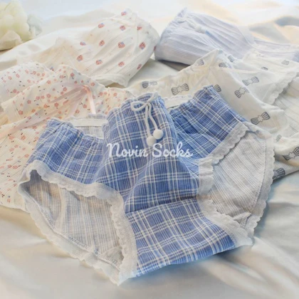 شورت طرح شکوفه و توت فرنگی (سایز 36 الی 40)