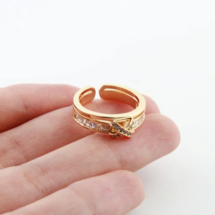 انگشتر زنانه مدل ضربدری نگین‌دار