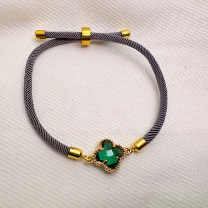 دستبند اسپرت طرح «ونکلیف طوسی» (بند ذغالی با نگین سبز) | ترکیب رنگ خاص