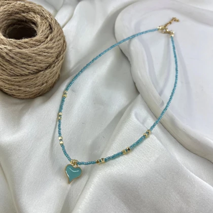 گردنبند زنانه مهره ای مدل آوین طرح قلب فیروزه‌ای تابستانی