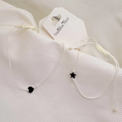 دستبند نخی طرح «تک‌ستاره» و «قلب» | پلاک استیل سیلور با بند سفید/شیری