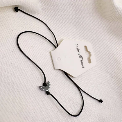 دستبند استیل نقره‌ای طرح «جناغ صیقلی» | ظریف و درخشان (بند مشکی)