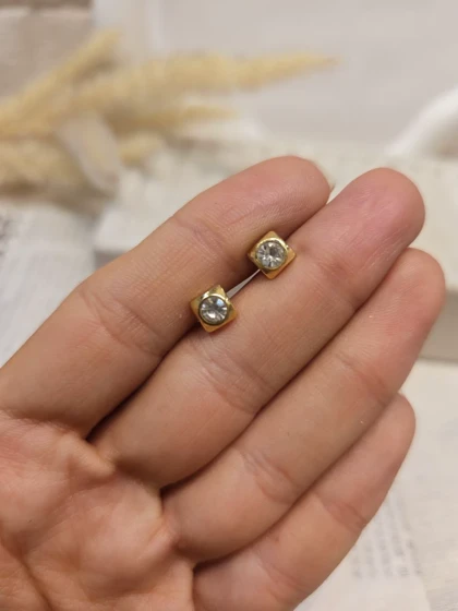 پیرسینگ گوش نگینی